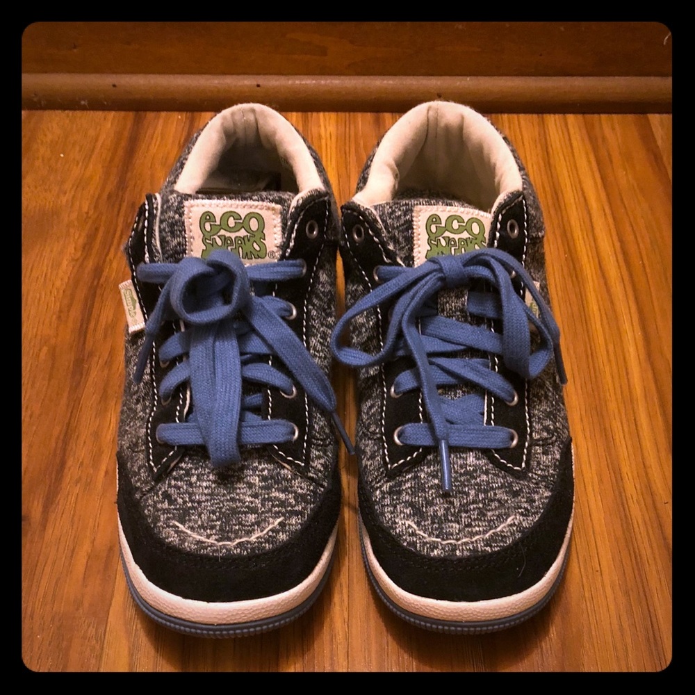 Simple women’s sneakers